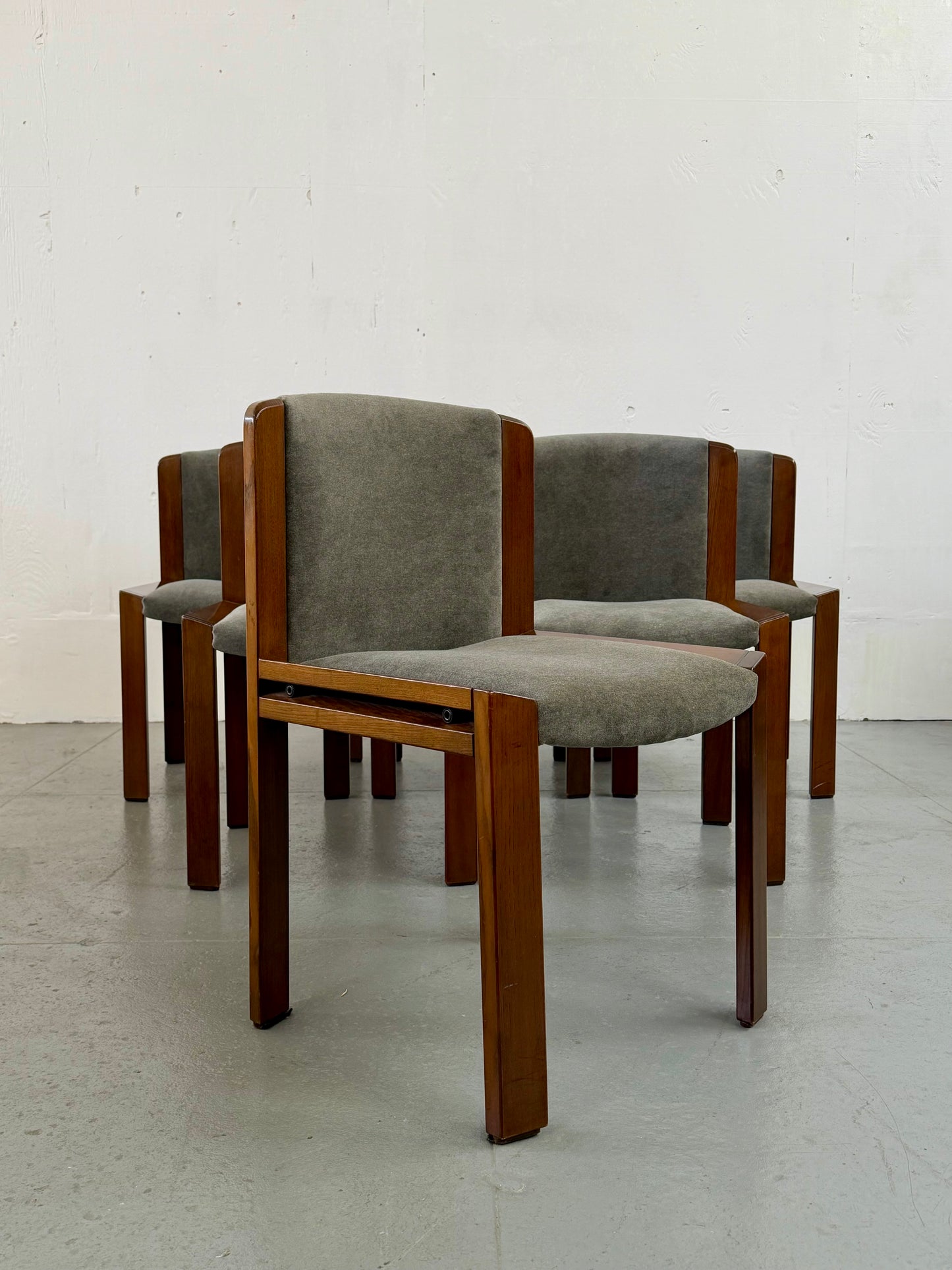 Joe Colombo 300 dining chairs - Mobili Vintage