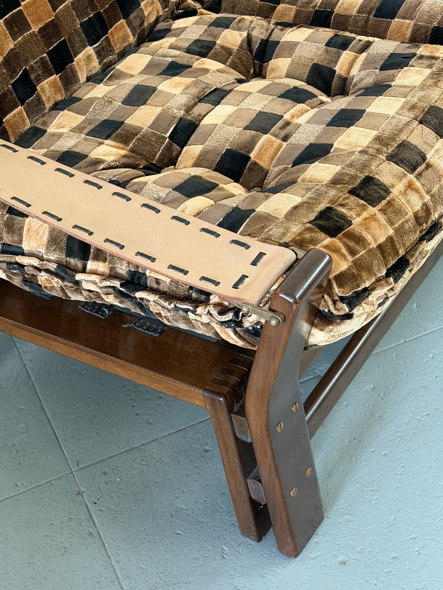 Checkered Italian sofa with leather straps - Mobili Vintage