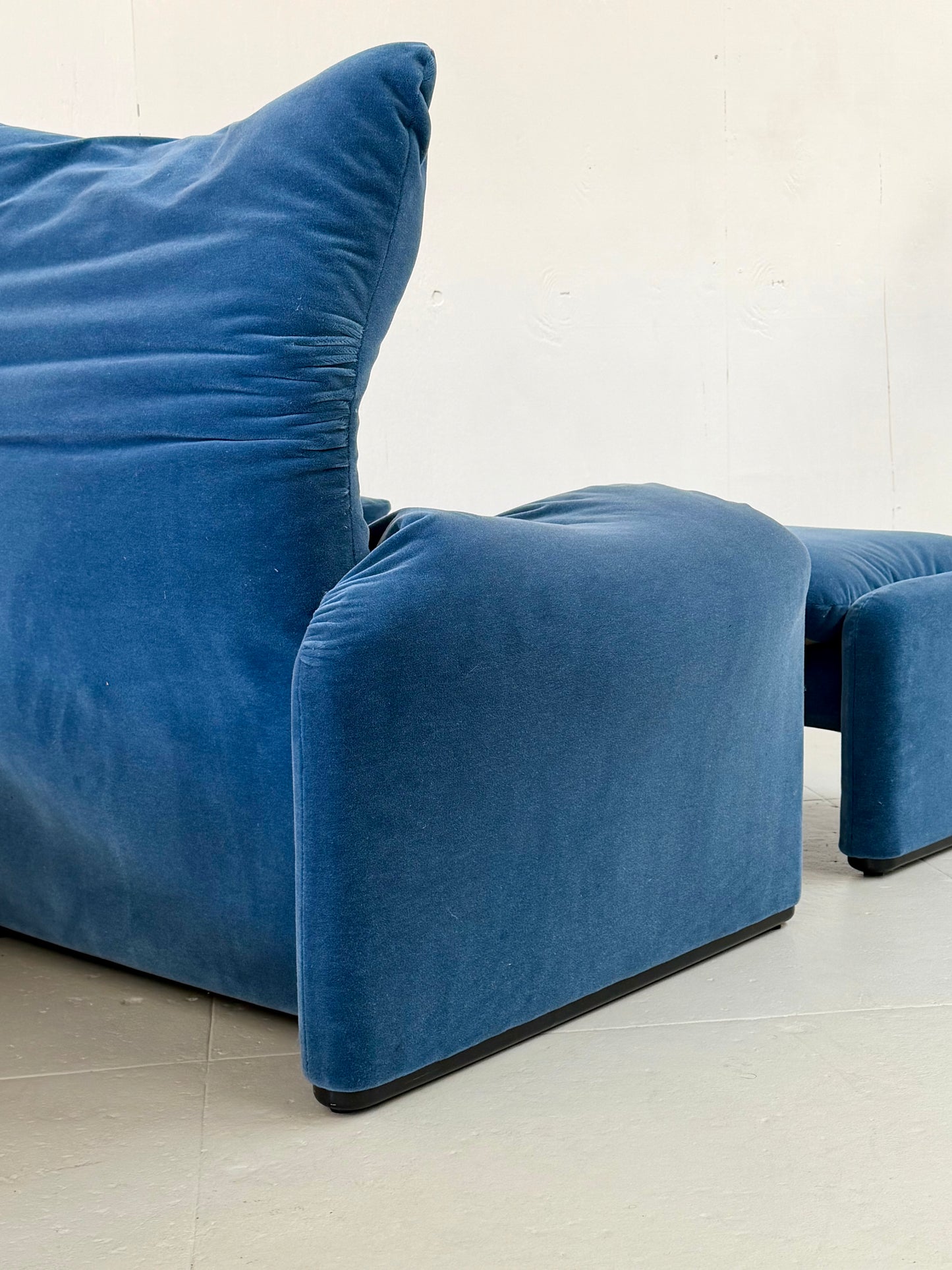 Maralunga Chair + Ottoman